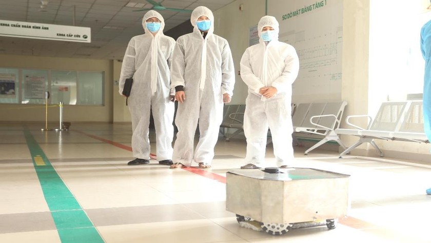 Robot lau sàn thử nghiệm tại Bệnh viện Nhiệt đới Trung ương cơ sở Kim Chung, Đông Anh, Hà Nội.
