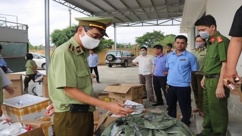 Hội đồng tiêu hủy kiểm tra hàng hóa trước khi tiến hành tiêu hủy.