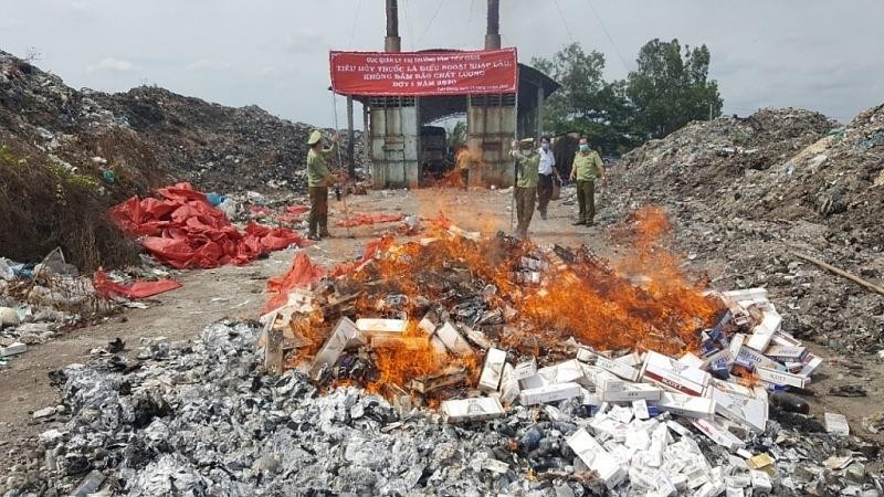 Lực lượng QLTT Tiền Giang tiến hành tiêu hủy số lượng thuốc lá nhập lậu.