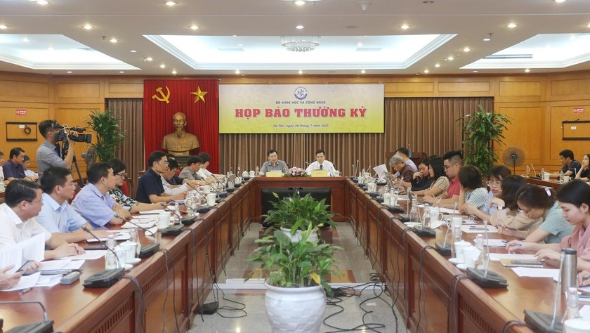 Toàn cảnh buổi họp báo.