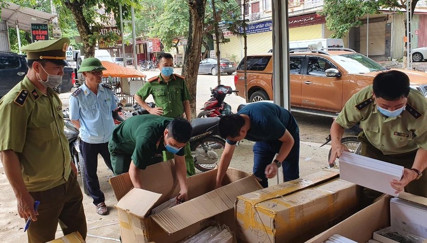 Lực lượng chức năng kiểm tra số hàng vi phạm.