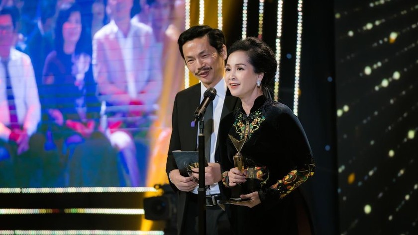 NSND Lan Hương thanh lịch diện áo dài khi là khách mời sánh đôi cùng NSND Trung Anh trao giải thưởng cho hạng mục nữ và nam diễn viên ấn tượng trong hạng mục phim truyền hình tại VTV Awards 2020.