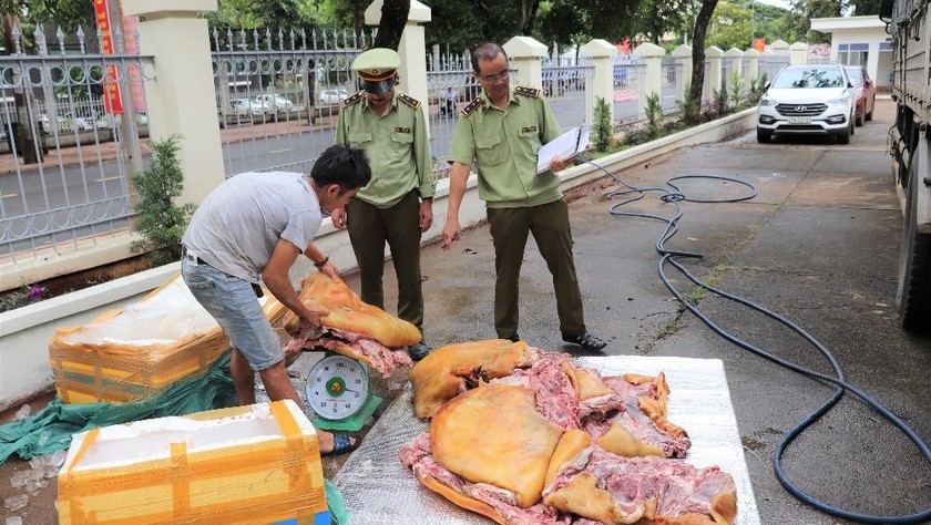 Lực lượng QLTT Đắk Lắk tiến hành kiểm tra số hàng hóa vi phạm. (Ảnh: Cục QLTT Đắk Lắk)