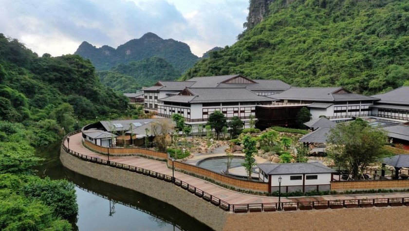 Toàn cảnh bể tắm khoáng tại Yoko Onsen Quang Hanh.