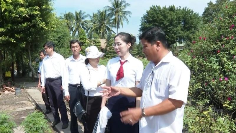 Thăm Khu Du lịch Hoa Kiểng Sa Đéc của ông Nguyễn Phước Lộc -Chủ Khu Du lịch Hoa Kiểng Sa Đéc (ngoài cùng bên phải).