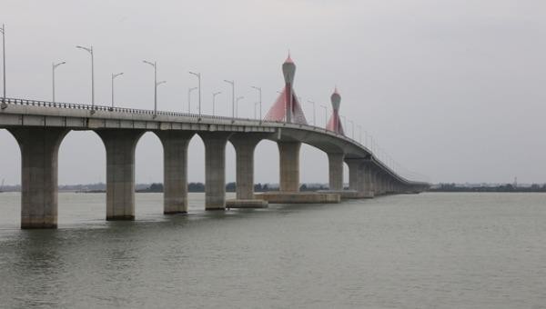 Cầu Cửa Hội bắc qua sông Lam nối tỉnh Nghệ An và tỉnh Hà Tĩnh đã cơ bản hoàn thành.