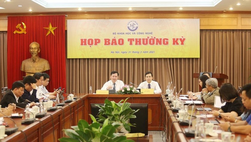 Bộ Khoa học và công nghệ Bùi Thế Duy chủ trì buổi họp báo.