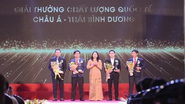 Phó Chủ tịch nước Võ Thị Ánh Xuân trao giải tặng các doanh nghiệp.