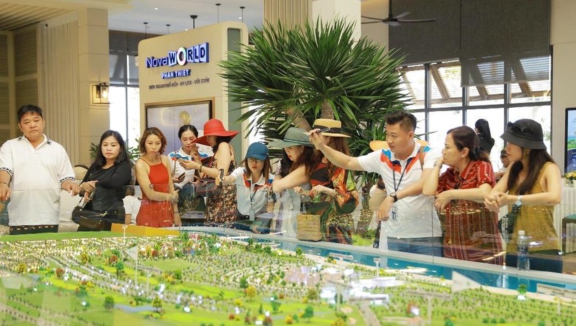 Khách hàng tham quan sa bàn dự án NovaWorld Phan Thiet tại sự kiện diễn ra vào giữa tháng 4 vừa qua.