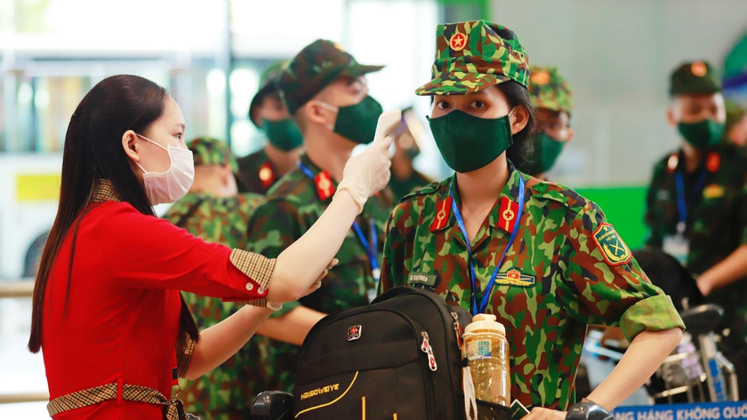 Hàng ngàn cán bộ, chiến sĩ, y bác sĩ... đã bay cùng các chuyến bay vào Nam tăng cường chống dịch COVID-19.