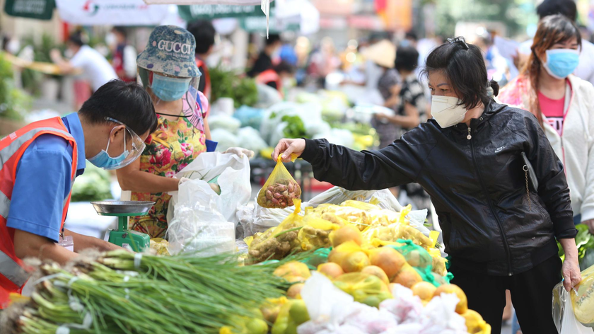 Tình hình cung ứng hàng hóa trên địa bàn TP HCM và các tỉnh thành phía Nam duy trì ổn định, đảm bảo nhu cầu mua sắm của người dân trong trạng thái bình thường mới.