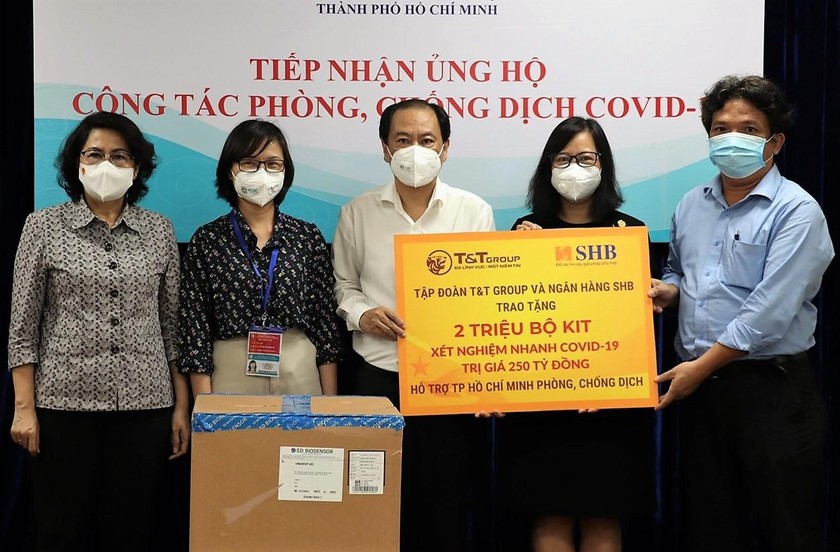  Đại diện Tập đoàn T&T Group và Ngân hàng SHB trao tặng 2 triệu kit xét nghiệm nhanh COVID-19 cho lãnh đạo Ủy ban MTTQ Việt Nam TPHCM và Sở Y tế TPHCM.