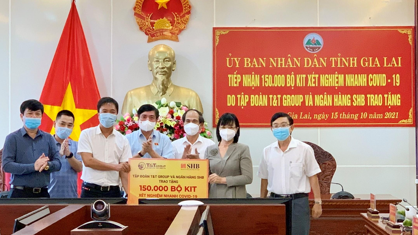 Đại diện Tập đoàn T&T Group và Ngân hàng SHB trao tặng 150.000 bộ kit xét nghiệm nhanh COVID-19 cho đại diện lãnh đạo tỉnh Gia Lai. 