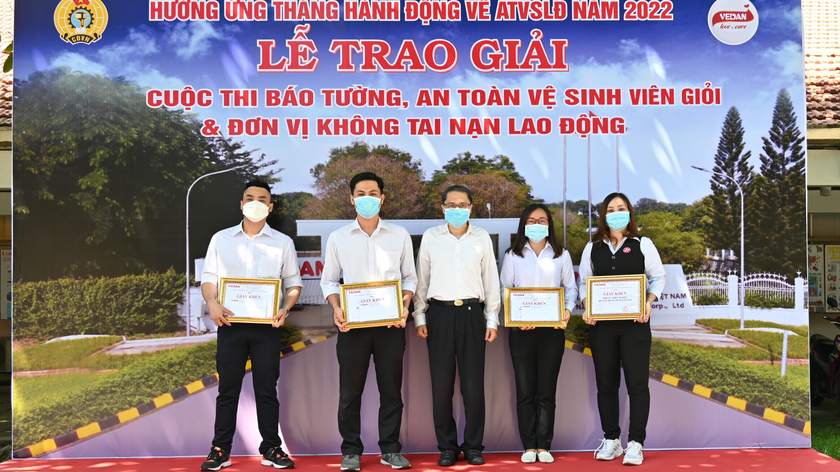 Đại diện Ban tổ chức cuộc thi trao quà cho các thí sinh đạt giải, với tổng giá trị giải thưởng lên đến gần 40 triệu đồng.