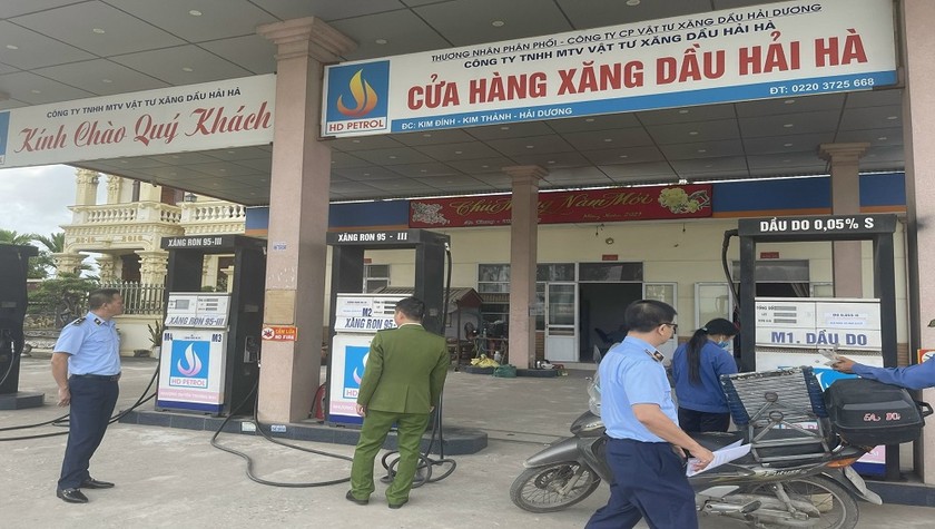 Lực lượng chức năng kiểm tra tại cửa hàng xăng dầu Hải Hà thuộc Công ty TNHH Một thành viên vật tư xăng dầu Hải Hà.