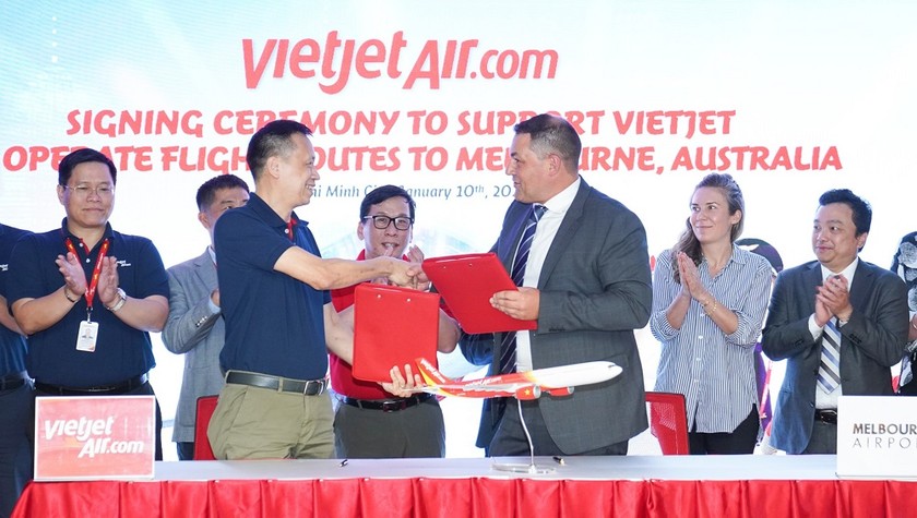 Phó tổng giám đốc Vietjet Nguyễn Thanh Sơn và Giám đốc Hàng không Sân bay Melbourne Jim Parashos ký kết hợp tác.