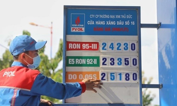Giá dầu thô quay đầu giảm, kết thúc chuỗi tăng. Trong khi đó, giá xăng được dự báo trong kỳ điều chỉnh ngày 1/3.