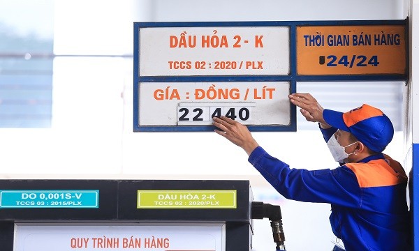 Giá xăng dầu giảm mạnh từ 15h chiều nay (21/3).