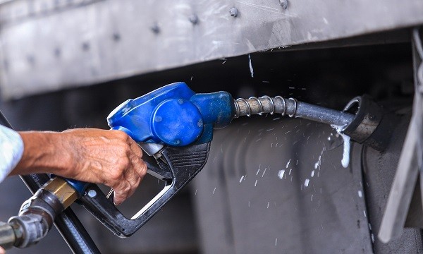 Giá dầu thô tăng vọt, giá xăng trong nước dự báo tăng vào chiều nay.