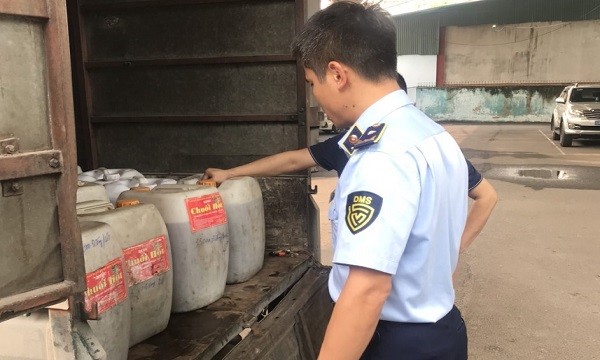 Lực lượng QLTT tỉnh Hưng Yên tiến hành kiểm tra hàng hóa trên xe ô tô tải mang biển kiểm soát 89C-254.xx.