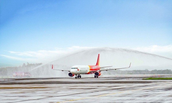 Tàu bay Vietjet được chào đón với nghi thức vòi rồng tại sân bay Vân Đồn (Quảng Ninh).