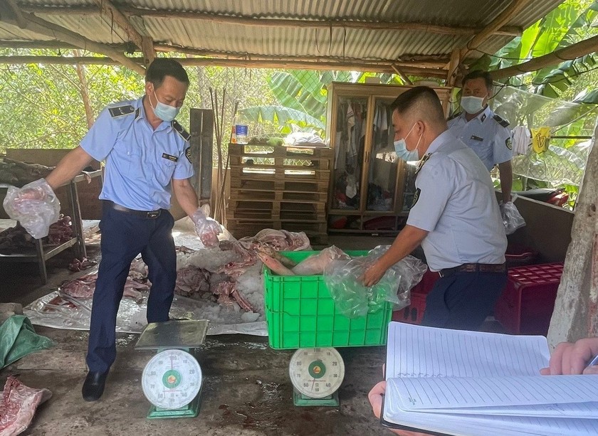 Đoàn kiểm tra liên ngành tỉnh Đồng Nai phát hiện số thịt heo “bẩn” chuẩn bị đưa đi tiêu thụ.