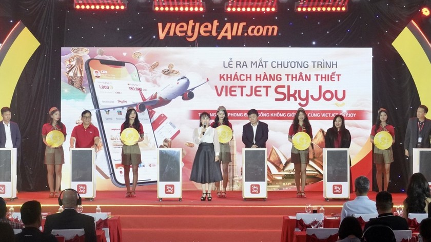 Lãnh đạo Vietjet thực hiện nghi thức ra mắt chính thức chương trình khách hàng thân thiết Vietjet SkyJoy.