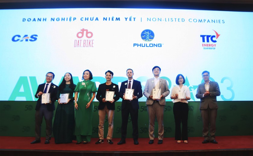 Ông Đặng Huỳnh Anh Tuấn - Chủ tịch Hội đồng Quản trị, Giám đốc TTC Energy (thứ 3 từ phải sang) đón nhận giải thưởng “Top 50 Doanh nghiệp phát triển bền vững tiêu biểu” 2023.