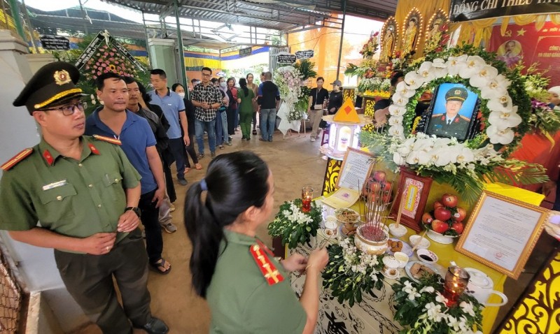 Đồng đội và người dân đến thắp nén nhang tiễn biệt Thiếu tá, Liệt sĩ Hoàng Trung vào sáng 13/6. (Ảnh: Công an nhân dân).