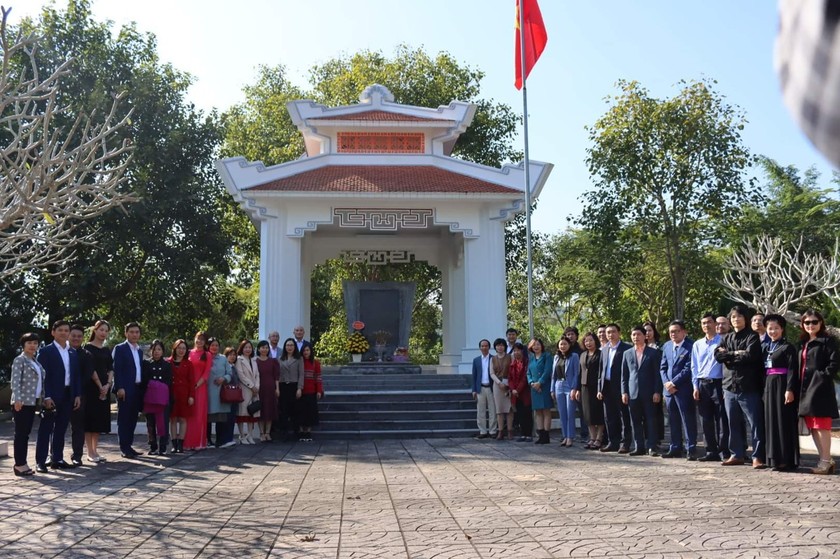 Đảng bộ Báo Pháp luật Việt Nam về nguồn tại Khu di tích lịch sử Bộ Tư pháp, xã Minh Thanh, huyện Sơn Dương, Tuyên Quang. (Ảnh: Triệu Oanh) 