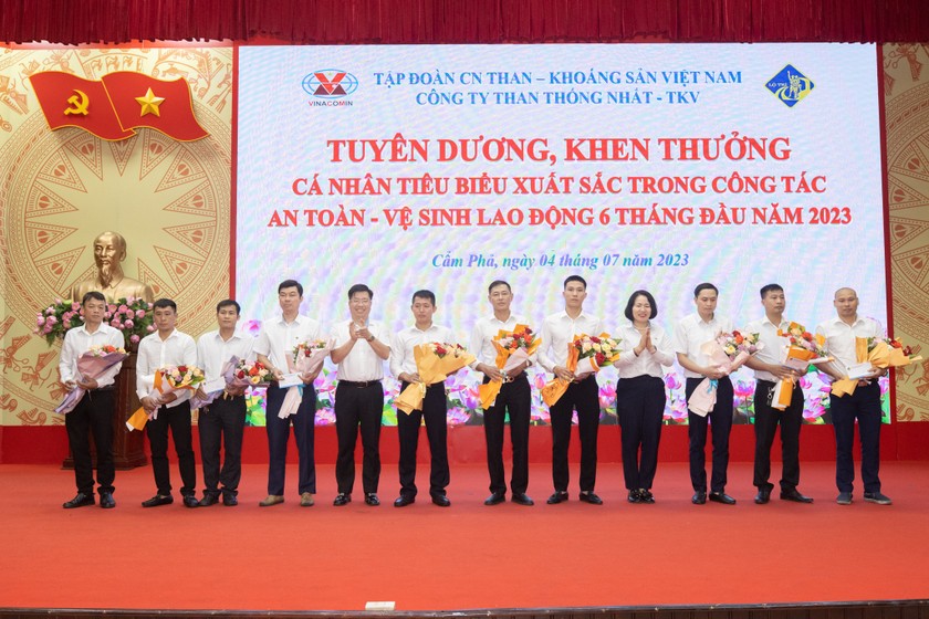 Khen thưởng các tập thể, cá nhân có thành tích xuất sắc trong công tác AT-VSLĐ 6 tháng đầu năm 2023.