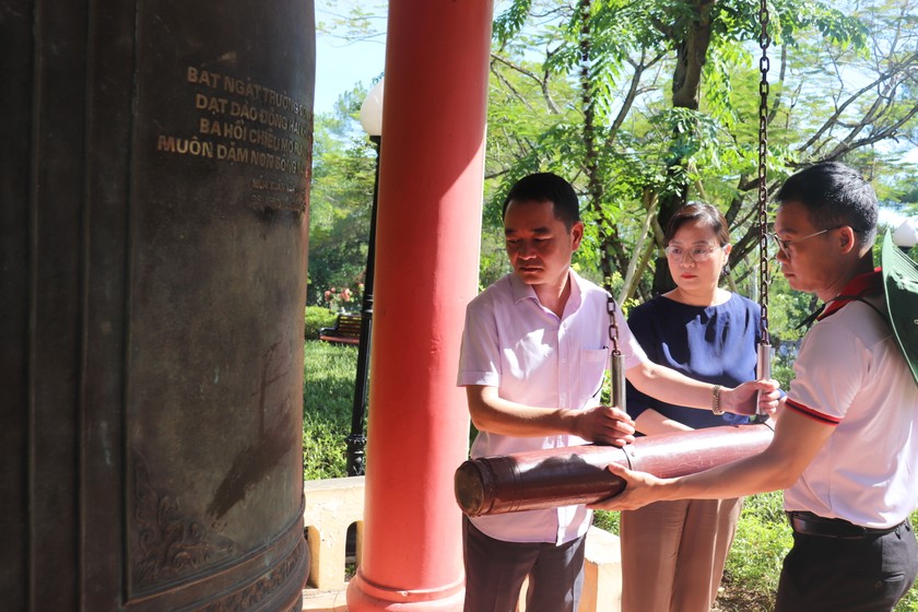 Tiến sĩ Vũ Hoài Nam, Tổng Biên tập cùng Nhà báo Trần Ngọc Hà - Phó Tổng Biên tập, Nhà báo Vũ Hồng Thúy - Phó Tổng Biên tập Báo Pháp luật Việt Nam thỉnh chuông dâng hương tại Nghĩa trang Liệt sĩ Quốc gia Trường Sơn.