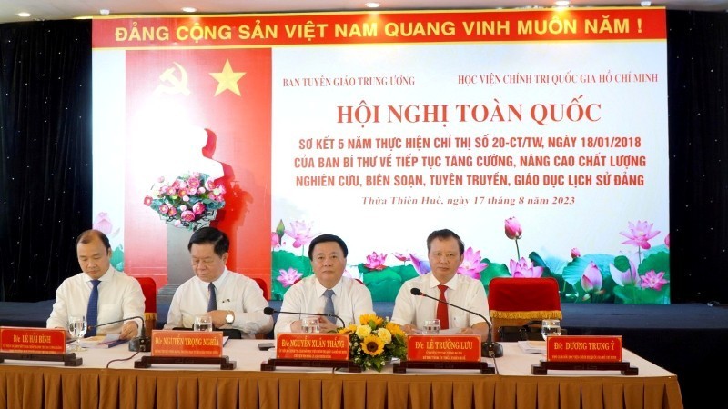 Lãnh đạo Ban Tuyên giáo Trung ương, Học viện Chính trị quốc gia Hồ Chí Minh, Tỉnh ủy Thừa Thiên Huế và các ban, ngành chủ trì và điều hành hội nghị. (Ảnh:Nhandan.vn)