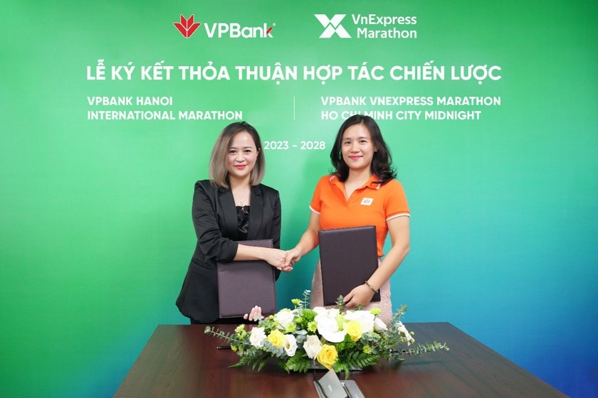 Đại diện Ban lãnh đạo VPBank và FPT Online ký kết và trao đổi thỏa thuận hợp tác chiến lược.