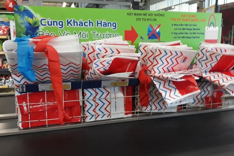 MM Mega Market thay thế túi nilon bằng túi sử dụng nhiều lần. (Ảnh: Mmmega) 