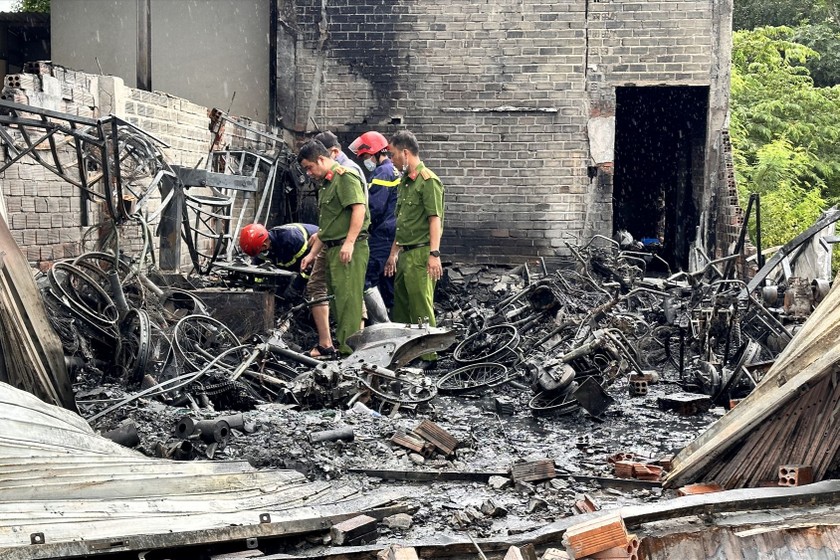 Các đơn vị nghiệp vụ Công an Bình Thuận khám nghiệm hiện trường vụ cháy