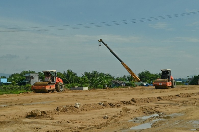 Cao tốc qua Đồng bằng sông Cửu Long cần nhiều vật liệu đắp nền. (Ảnh: Bộ GTVT) 