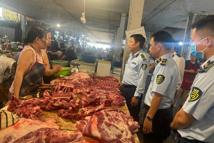 Ông Nguyễn Hoàng Bắc, Phó Cục trưởng Cục QLTT số 2 (ảnh giữa bên phải) và ông Trần Khánh Phương, Đội trưởng Đội QLTT số 2 (trong cùng bên phải) trực tiếp kiểm tra tại hiện trường.