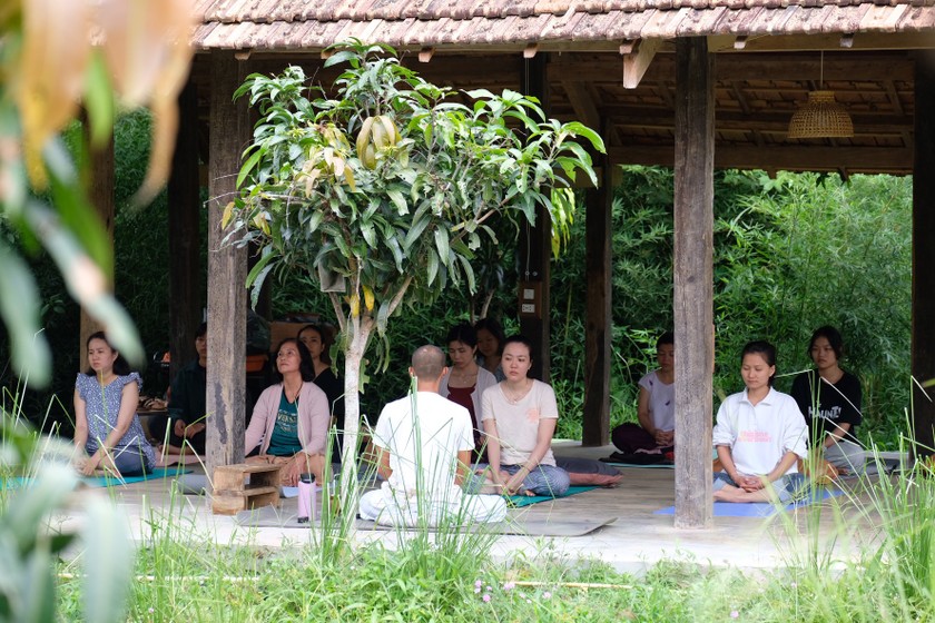 Một chương trình chữa lành bằng phương pháp yoga cổ Ấn Độ được nhiều bạn trẻ tham gia. (Ảnh: Ngọc Mai)