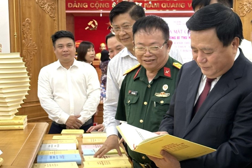 Chủ tịch Hội đồng Lý luận Trung ương Nguyễn Xuân Thắng (ngoài cùng bên phải) và các đại biểu tại Lễ ra mắt. (Ảnh: VGP)