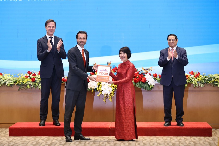 Hai Thủ tướng chứng kiến Chủ tịch Hiệp hội Doanh nghiệp Hà Lan tại Việt Nam trao Sách cam Hà Lan cho Thứ trưởng Bộ Kế hoạch và Đầu tư Nguyễn Thị Bích Ngọc. (Ảnh: VGP)