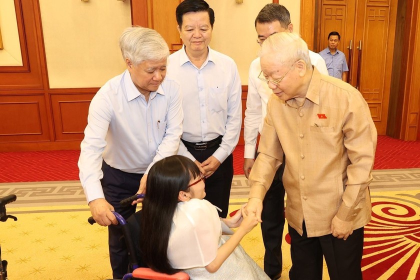 Tổng Bí thư Nguyễn Phú Trọng với đại biểu điển hình tiêu biểu toàn quốc. (Nguồn ảnh: TTXVN)