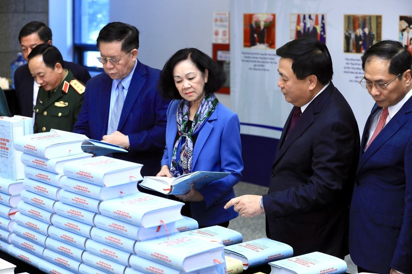 Ủy viên Bộ Chính trị, Thường trực Ban Bí thư, Trưởng Ban Tổ chức Trung ương Trương Thị Mai cùng các đại biểu tham quan khu trưng bày sách. (Nguồn ảnh: TTXVN)