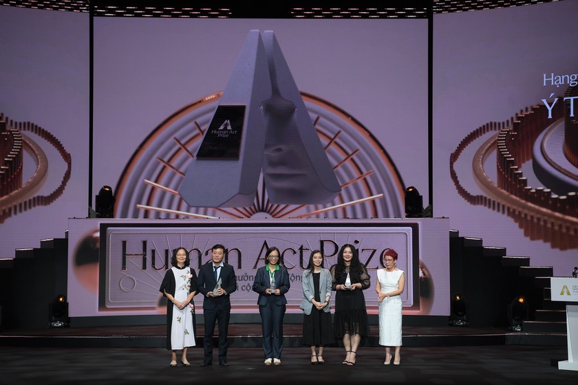 GS. Vũ Hà Văn, Chủ tịch kiêm Nhà sáng lập GeneStory (thứ 2 từ bên trái sang) nhận giải thưởng trong lễ trao Giải thưởng Hành động vì Cộng đồng tối ngày 11/12/2023.