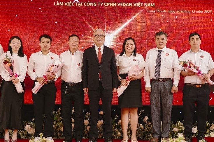 Công ty CPHH Vedan Việt Nam trao tặng kỷ niệm chương (KNC) cho các cán bộ nhân viên. 