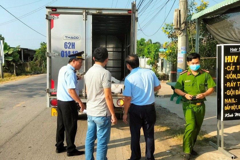 Lực lượng chức năng tỉnh Long An tiến hành kiểm tra phương tiện ô tô tải biển kiểm soát 62H-014.xx. (Ảnh: Tổng cục QLTT)