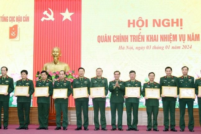 Lãnh đạo Tổng cục Hậu cần tặng Bằng khen cho các cá nhân có thành tích xuất sắc năm 2023. (Ảnh: Lam Hạnh)