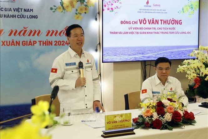 Chủ tịch nước Võ Văn Thưởng phát biểu động viên, chúc Tết cán bộ, công nhân Giàn khai thác trung tâm của Công ty Liên doanh Điều hành Cửu Long. (Ảnh: TTXVN)