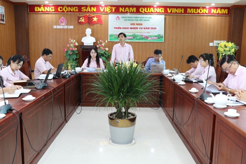 Giám đốc NHCSXH Kiên Giang, ông Đoàn Công Thiệt phát biểu tại Hội nghị triển khai công tác năm 2024.