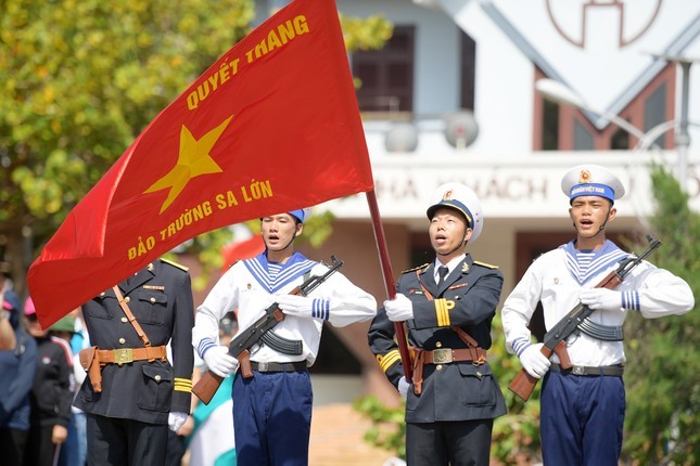 Thiêng liêng lễ chào cờ và hát Quốc ca trên đảo Trường Sa. (Nguồn ảnh:baoquocte.vn).